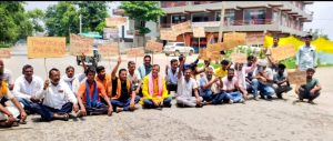 Read more about the article हरिहरगंज – बिजली कटौती के खिलाफ सपा का सड़क पर प्रदर्शन