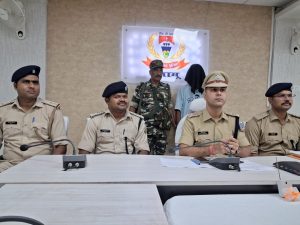 Read more about the article लेस्लीगंज पुलिस ने चोरी की बाइक व लोडेड देशी कट्टा के साथ दो आरोपियों को किया गिरफ्तार