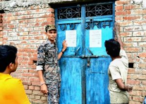 Read more about the article हुसैनाबाद- हत्या के आरोप में फरार चल रहे दो आरोपियों के घर पुलिस ने चिपकाया इश्तेहार,