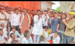 Read more about the article हरिहरगंज में बिजली संकट पर विद्युत सब स्टेशन पर धरना -प्रदर्शन