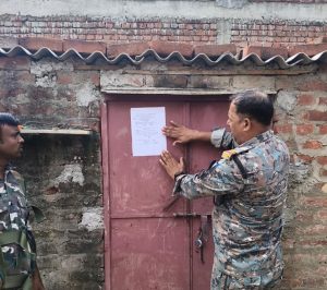 Read more about the article पुलिस ने लंबे समय से फरार चल रहे दो नक्सलियों के घर पर चिपकाया इश्तेहार