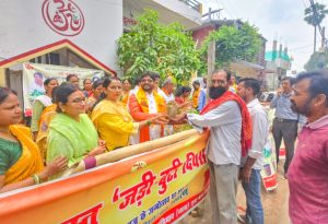 Read more about the article पलामू पतंजलि परिवार ने 2500 औषधीय एवं फलदार पौधों का किया नि:शुल्क वितरण
