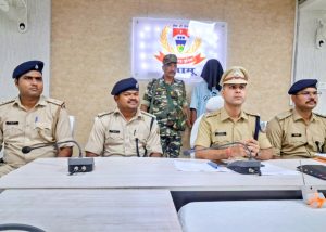 Read more about the article अवैध हथियार के साथ एक गिरफ्तार, एक विधि-विरुद्ध किशोर निरुद्ध