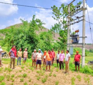 Read more about the article हरिहरगंज- जिप प्रतिनिधि के पहल पर लगा ट्रांसफॉर्मर, ग्रामीणों में हर्ष
