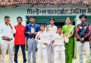 Read more about the article छिपादोहर के चिल्ड्रन पैराडाइज स्कूल के छात्रों ने कराटे में लहराया परचम, दो को गोल्ड और एक को ब्रॉन्ज मेडल