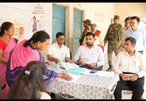 Read more about the article मतदाता सूची के विशेष गहन पुनरीक्षण को लेकर जिला निर्वाचन पदाधिकारी-सह-उपायुक्त ने विशेष कैंप का किया निरीक्षण