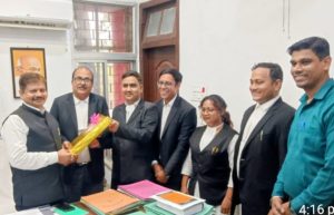Read more about the article डालसा सचिव राकेश रंजन को एलएडीसी के अधिवक्ता ओ ने स्थानातरण उपरांत दी बिदाई
