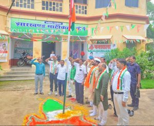 Read more about the article माटी कला बोर्ड के प्रमंडलीय कार्यालय में भव्य झंडोत्तोलन कार्यक्रम संपन्न