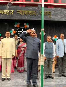 Read more about the article ब्यवहार न्यायालय परिसर में पीडीजे ने किया ध्वजारोहण