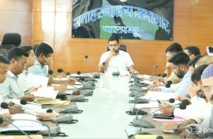 Read more about the article राजस्व संग्रहण में तेजी लाने एवं लंबित मामलों के त्वरित निष्पादन का उपायुक्त ने दिया निर्देश