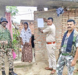 Read more about the article पुलिस ने फरार अभियुक्त के घर पर चिपकाया इश्तेहार