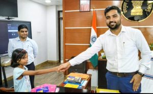Read more about the article बाढ़ में बह गईं किताबें, उपायुक्त ने फिर थामा कृतिका की पढ़ाई का हाथ 📚