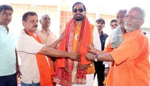 Read more about the article पलामू – तोलरा मंदिर में किशोर पांडेय ने किए दिव्य दर्शन, संचालन समिति ने किया सम्मानित।