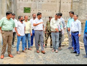 Read more about the article निर्माणाधीन इंडोर स्टेडियम का उपायुक्त ने किया निरीक्षण, खेल सुविधाओं के साथ सौंदर्यीकरण पर दिया जोर