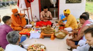 Read more about the article हरिहरगंज- क्षेत्र में सुख-शांति के लिए पथरा पिकेट प्रभारी ने कराया रुद्राभिषेक