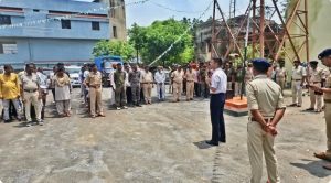 Read more about the article पलामू में आपराधिक छवि वालों की पुलिस ने करवाई परेड, मुख्यधारा में जुड़ने की अपील