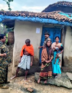 Read more about the article लातेहार- बारियातू पुलिस ने अभियुक्त राहुल सिंह के घर चस्पा किया इश्तेहार