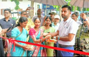 Read more about the article सखी मंडल की दीदियों द्वारा निर्मित राखी प्रदर्शनी सह बिक्री केंद्र का उपायुक्त ने किया शुभारंभ