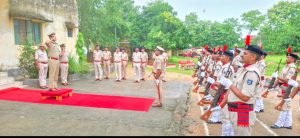 Read more about the article पुलिस उप-महानिरीक्षक ने बरवाडीह थाना का किया निरीक्षण