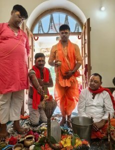 Read more about the article लातेहार – पूर्णिमा पर बारियातू थाना परिसर स्थित शिव मंदिर में हुआ रुद्राभिषेक