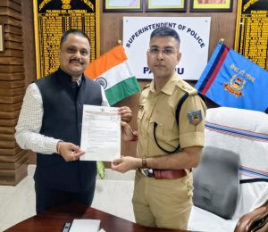 Read more about the article मेदिनीनगर की बिगड़ती यातायात व्यवस्था को लेकर जैश रंजन पाठक उर्फ बिट्टू ने पुलिस अधीक्षक (SP) को सौंपा ज्ञापन