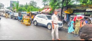 Read more about the article रेडमा चौक पर ट्रैफिक व्यवस्था दुरुस्त करने की पहल, सड़क के बीच लगाए गए बैरिकेड