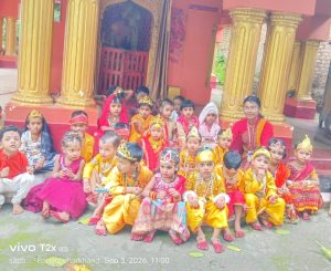 Read more about the article लातेहार- श्री कृष्ण के रूप में सजे नन्हे भैया-बहनों ने मोहा मन
