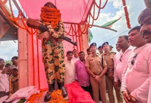 Read more about the article नक्सल विरोधी अभियान में वीरगति को प्राप्त हुए शहीद आरक्षी संतन कुमार मेहता एवं शहीद सुनील राम को दी गई श्रद्धांजलि
