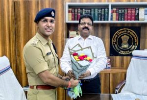 Read more about the article पुलिस अधीक्षक, पलामू ने पलामू के माननीय प्रधान जिला एवं सत्र न्यायाधीश (PDJ) श्रीराम शर्मा के झारखंड हाईकोर्ट के न्यायाधीश (जज) के पद पर पदोन्नति पर दी शुभकामनाएँ