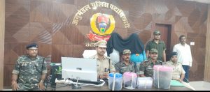 Read more about the article पलामू पुलिस की बड़ी कार्रवाई, 09.660 किलोग्राम अवैध अफीम, मोटरसाइकिल व मोबाईल बरामद, दो तस्कर गिरफ्तार
