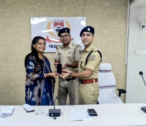 Read more about the article पुलिस की बड़ी कार्रवाई: 97 गुम हुए मोबाइल बरामद कर उनके वास्तविक धारकों को किया गया सुपुर्द