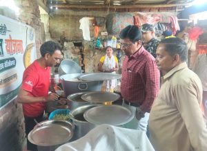 Read more about the article मुख्यमंत्री दाल-भात केंद्रों का जिला आपूर्ति पदाधिकारी ने किया निरीक्षण
