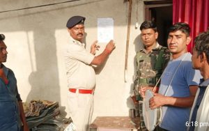 Read more about the article फरार वारंटी के घर पुलिस ने चिपकाया इश्तेहार
