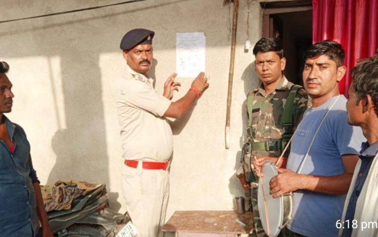 Read more about the article फरार वारंटी के घर पुलिस ने चिपकाया इश्तेहार
