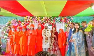 Read more about the article आनंदमार्ग पद्धति से अंतर्जातीय विवाह, महिला पुरोहित ने कराई रस्में