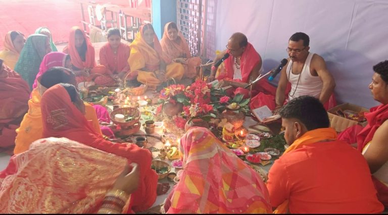 Read more about the article बारियातू में 75 वर्षों से हो रही मां दुर्गा की आराधना, वैदिक मंत्रोच्चार के साथ शारदीय नवरात्र शुरू