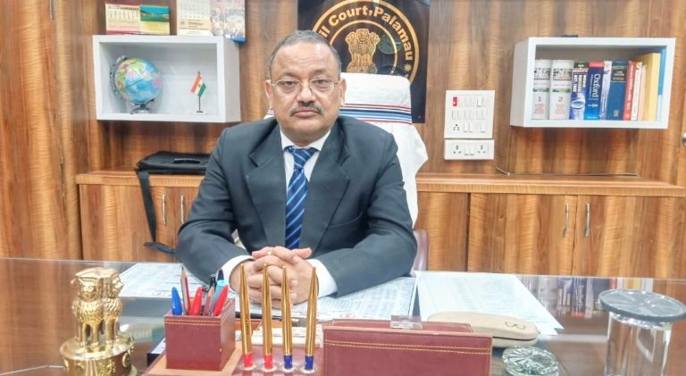 Read more about the article राधा कृष्ण ने पलामू के प्रधान जिला व सत्र न्यायाधीश के पद पर दिया योगदान