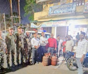 Read more about the article विश्रामपुर- त्योहार को लेकर सदर एसडीएम की छापेमारी, दो होटल और मिठाई दुकानों की जांच; तीन घरेलू गैस सिलेंडर जब्त