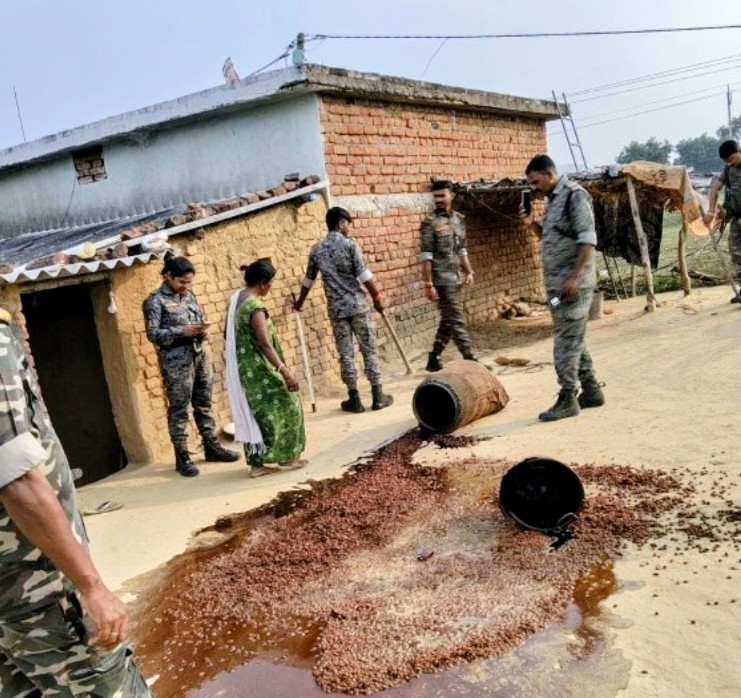 Read more about the article दुर्गा पूजा के मद्देनजर पलामू पुलिस की बड़ी कार्रवाई, विभिन्न थाना क्षेत्रों में अवैध शराब के विरुद्ध चला विशेष छापामारी अभियान