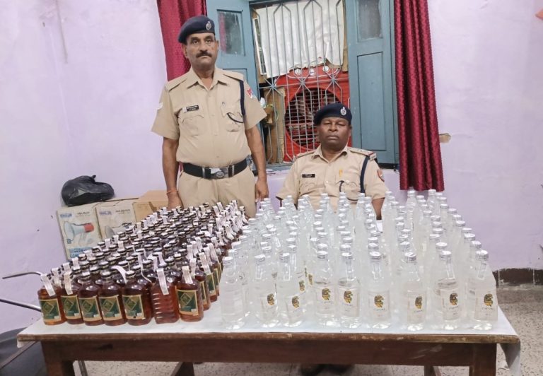 Read more about the article जपला स्टेशन पर आरपीएफ की बड़ी कार्रवाईअवैध शराब के साथ एक गिरफ्तार और लावारिस खेप जब्त