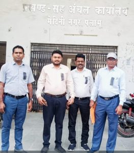 Read more about the article रांची के राजस्व उप निरीक्षक लक्ष्मीकांत की हत्या पर पलामू में आक्रोश कर्मियों ने काला बिल्ला लगाकर जताया विरोध